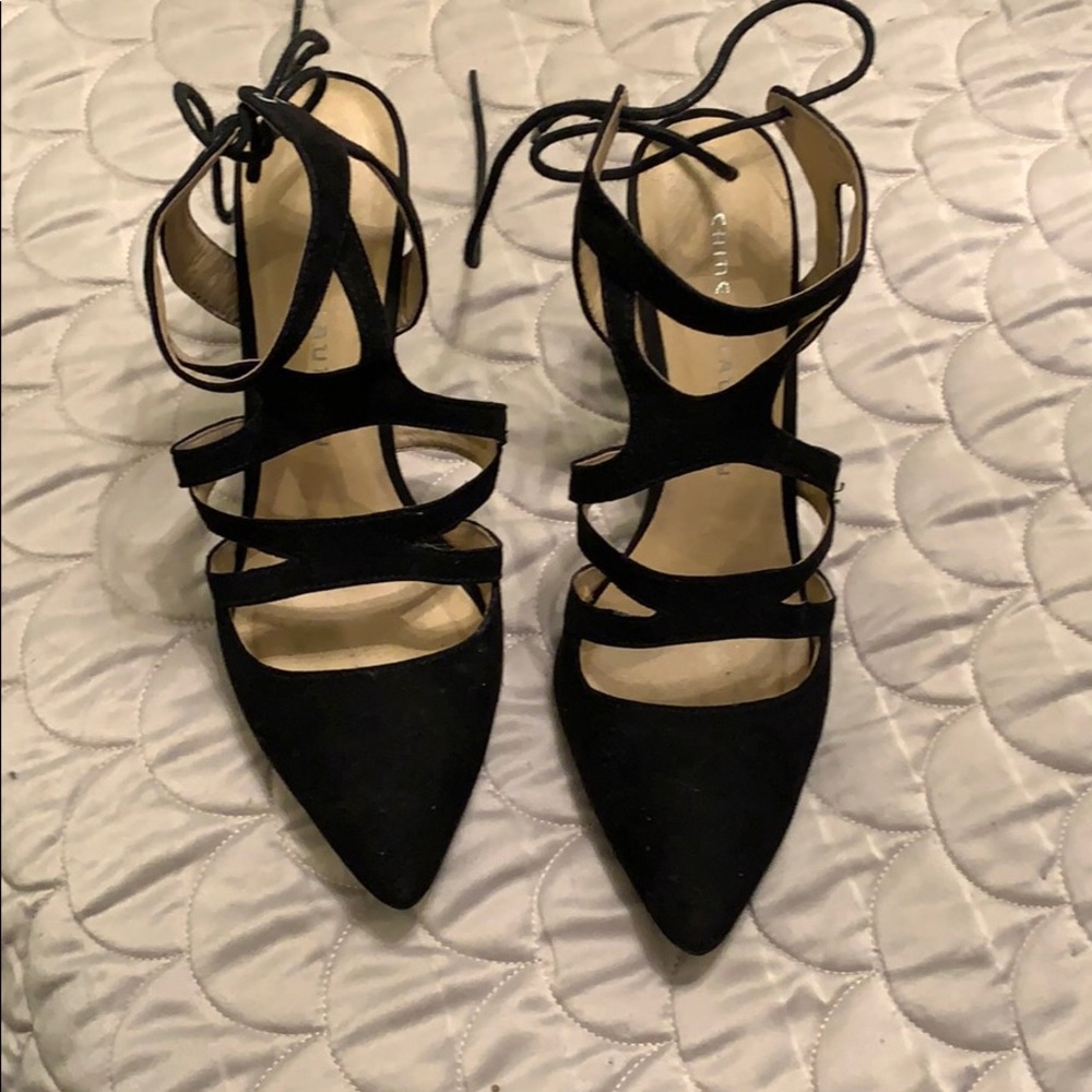 Black laced back pumps